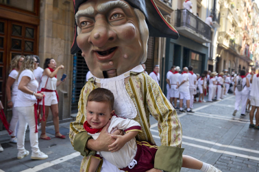 Fotos de la salida de la Comparsa de Gigantes y Cabezudos este 7 de julio de San Fermín 2026