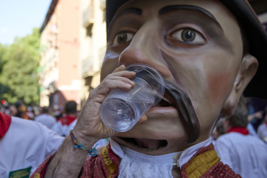 Fotos de la salida de la Comparsa de Gigantes y Cabezudos este 7 de julio de San Fermín 2026