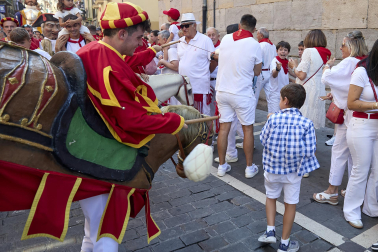 Fotos de la salida de la Comparsa de Gigantes y Cabezudos este 7 de julio de San Fermín 2026