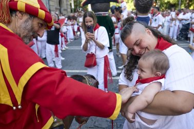 Fotos de la salida de la Comparsa de Gigantes y Cabezudos este 7 de julio de San Fermín 2026