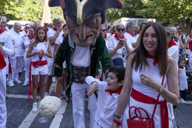 Fotos de la salida de la Comparsa de Gigantes y Cabezudos este 7 de julio de San Fermín 2026
