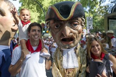 Fotos de la salida de la Comparsa de Gigantes y Cabezudos este 7 de julio de San Fermín 2026