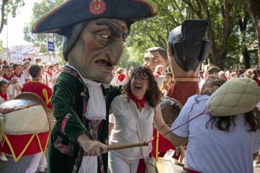 Fotos de la salida de la Comparsa de Gigantes y Cabezudos este 7 de julio de San Fermín 2026