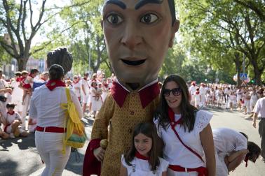 Fotos de la salida de la Comparsa de Gigantes y Cabezudos este 7 de julio de San Fermín 2026