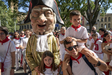 Fotos de la salida de la Comparsa de Gigantes y Cabezudos este 7 de julio de San Fermín 2026