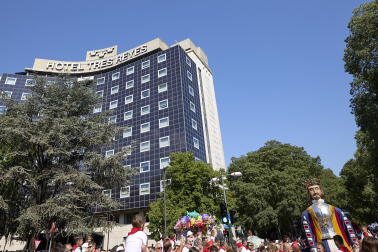Fotos de la salida de la Comparsa de Gigantes y Cabezudos este 7 de julio de San Fermín 2026