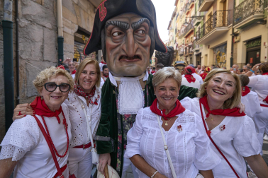 Fotos de la salida de la Comparsa de Gigantes y Cabezudos este 7 de julio de San Fermín 2026