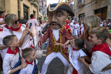 Fotos de la salida de la Comparsa de Gigantes y Cabezudos este 7 de julio de San Fermín 2026