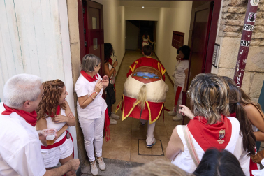 Fotos de la salida de la Comparsa de Gigantes y Cabezudos este 7 de julio de San Fermín 2026