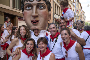 Fotos de la salida de la Comparsa de Gigantes y Cabezudos este 7 de julio de San Fermín 2026