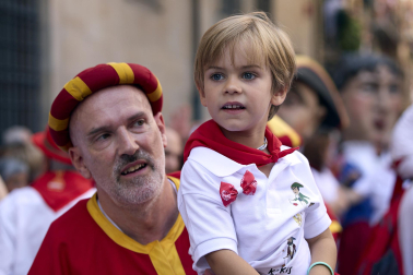 Fotos de la salida de la Comparsa de Gigantes y Cabezudos este 7 de julio de San Fermín 2026