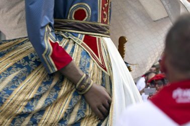 Fotos de la salida de la Comparsa de Gigantes y Cabezudos este 7 de julio de San Fermín 2026