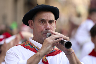 Fotos de la salida de la Comparsa de Gigantes y Cabezudos este 7 de julio de San Fermín 2026