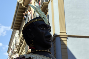 Fotos de la salida de la Comparsa de Gigantes y Cabezudos este 7 de julio de San Fermín 2026