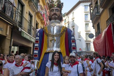 Fotos de la salida de la Comparsa de Gigantes y Cabezudos este 7 de julio de San Fermín 2026