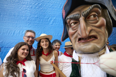 Fotos de la salida de la Comparsa de Gigantes y Cabezudos este 7 de julio de San Fermín 2026