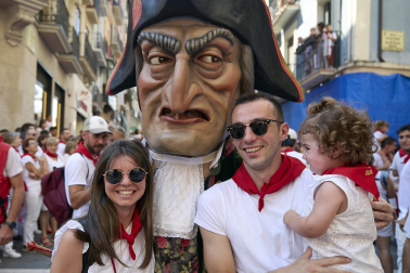 Fotos de la salida de la Comparsa de Gigantes y Cabezudos este 7 de julio de San Fermín 2026