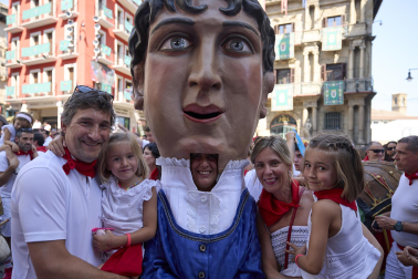 Fotos de la salida de la Comparsa de Gigantes y Cabezudos este 7 de julio de San Fermín 2026