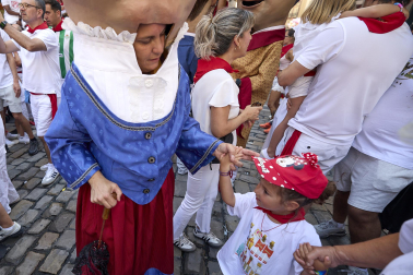 Fotos de la salida de la Comparsa de Gigantes y Cabezudos este 7 de julio de San Fermín 2026