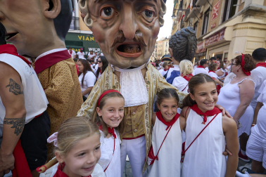 Fotos de la salida de la Comparsa de Gigantes y Cabezudos este 7 de julio de San Fermín 2026