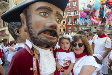 Fotos de la salida de la Comparsa de Gigantes y Cabezudos este 7 de julio de San Fermín 2026