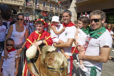 Fotos de la salida de la Comparsa de Gigantes y Cabezudos este 7 de julio de San Fermín 2026