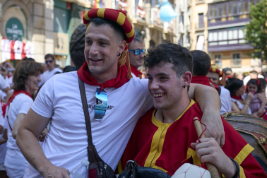 Fotos de la salida de la Comparsa de Gigantes y Cabezudos este 7 de julio de San Fermín 2026