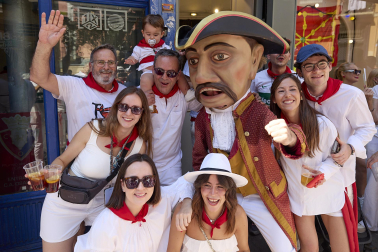 Fotos de la salida de la Comparsa de Gigantes y Cabezudos este 7 de julio de San Fermín 2026