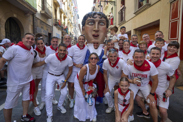 Fotos de la salida de la Comparsa de Gigantes y Cabezudos este 7 de julio de San Fermín 2026
