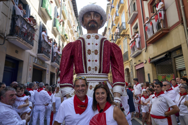 Fotos de la salida de la Comparsa de Gigantes y Cabezudos este 7 de julio de San Fermín 2026