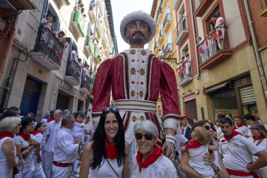 Fotos de la salida de la Comparsa de Gigantes y Cabezudos este 7 de julio de San Fermín 2026