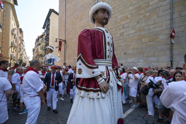 Fotos de la salida de la Comparsa de Gigantes y Cabezudos este 7 de julio de San Fermín 2026