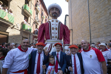 Fotos de la salida de la Comparsa de Gigantes y Cabezudos este 7 de julio de San Fermín 2026