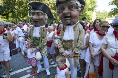 Fotos de la salida de la Comparsa de Gigantes y Cabezudos este 7 de julio de San Fermín 2026