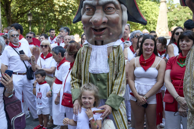 Fotos de la salida de la Comparsa de Gigantes y Cabezudos este 7 de julio de San Fermín 2026