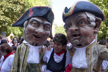 Fotos de la salida de la Comparsa de Gigantes y Cabezudos este 7 de julio de San Fermín 2026