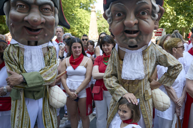 Fotos de la salida de la Comparsa de Gigantes y Cabezudos este 7 de julio de San Fermín 2026