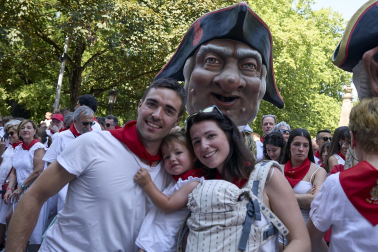 Fotos de la salida de la Comparsa de Gigantes y Cabezudos este 7 de julio de San Fermín 2026