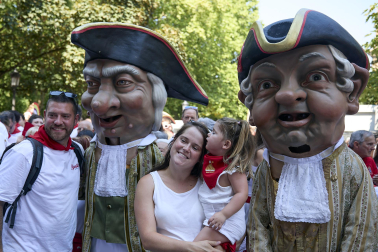 Fotos de la salida de la Comparsa de Gigantes y Cabezudos este 7 de julio de San Fermín 2026