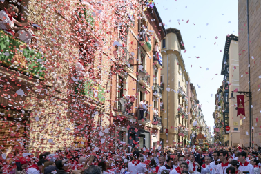 Fotos de la salida de la Comparsa de Gigantes y Cabezudos este 7 de julio de San Fermín 2026