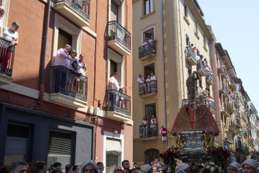 Fotos de la salida de la Comparsa de Gigantes y Cabezudos este 7 de julio de San Fermín 2026