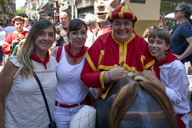 Fotos de la salida de la Comparsa de Gigantes y Cabezudos este 7 de julio de San Fermín 2026