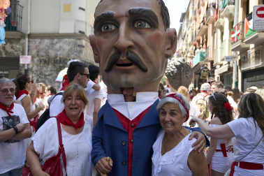 Fotos de la salida de la Comparsa de Gigantes y Cabezudos este 7 de julio de San Fermín 2026