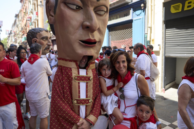 Fotos de la salida de la Comparsa de Gigantes y Cabezudos este 7 de julio de San Fermín 2026