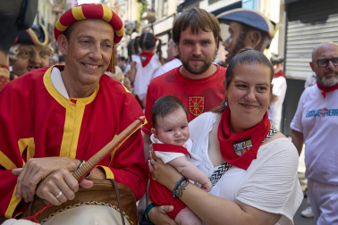 Fotos de la salida de la Comparsa de Gigantes y Cabezudos este 7 de julio de San Fermín 2026