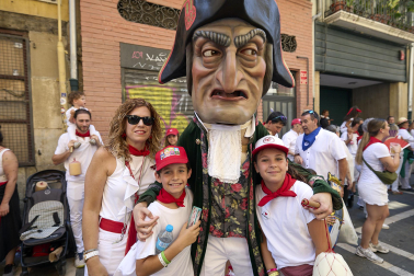 Fotos de la salida de la Comparsa de Gigantes y Cabezudos este 7 de julio de San Fermín 2026