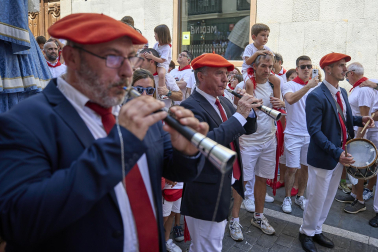 Fotos de la salida de la Comparsa de Gigantes y Cabezudos este 7 de julio de San Fermín 2026