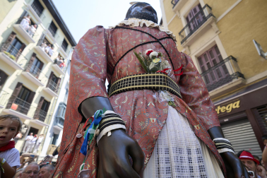 Fotos de la salida de la Comparsa de Gigantes y Cabezudos este 7 de julio de San Fermín 2026