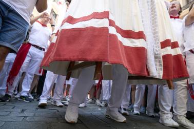 Fotos de la salida de la Comparsa de Gigantes y Cabezudos este 7 de julio de San Fermín 2026