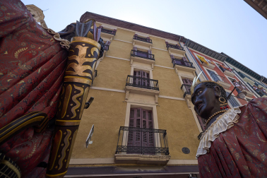 Fotos de la salida de la Comparsa de Gigantes y Cabezudos este 7 de julio de San Fermín 2026